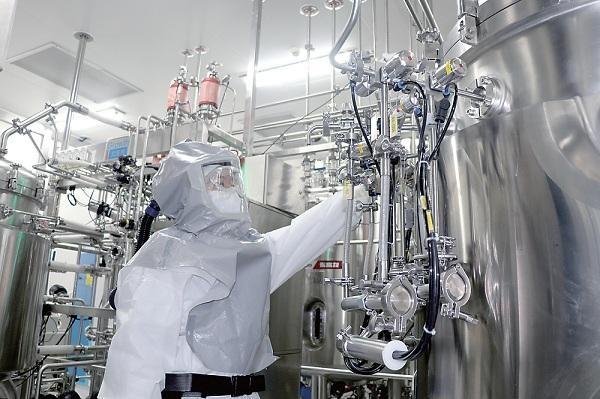 走進(jìn)全球最大新冠滅活疫苗生產(chǎn)車(chē)間 揭秘生物制品的“智”造之旅